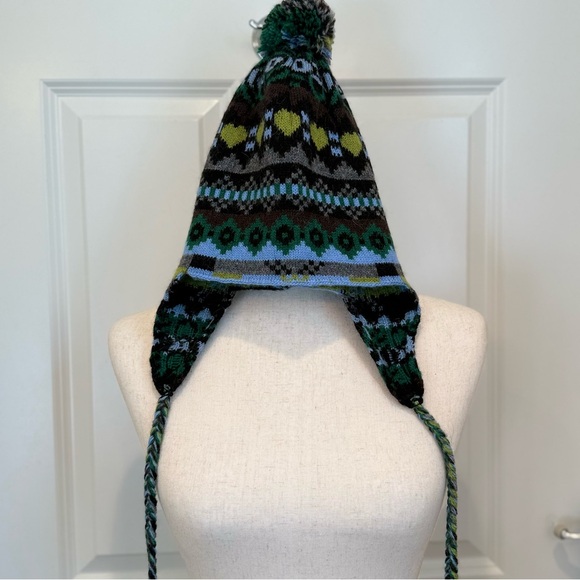 Weekend Max Mara Label-cut Bennie Hat with Pon Pon Size: OS Fall/ Winter/Holiday - Picture 3 of 13